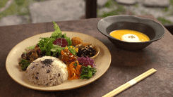 Organic×Vegan×Raw 釜戸ご飯のランチやロースイーツが豊富な古民家カフェ