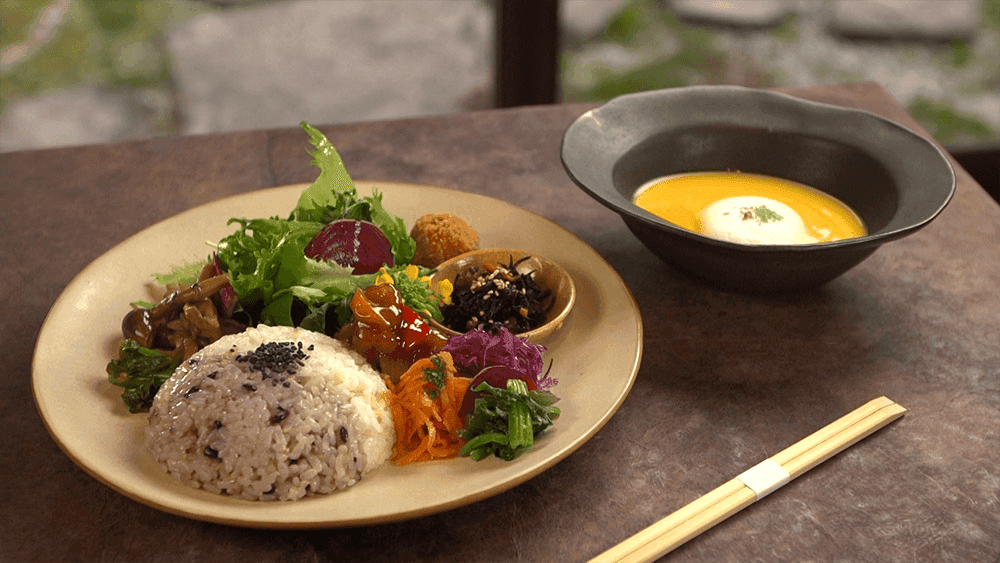 An old-style farmhouse café offering a variety of Organic × Vegan × Raw dishes, including kamado-cooked rice lunches and raw sweets.