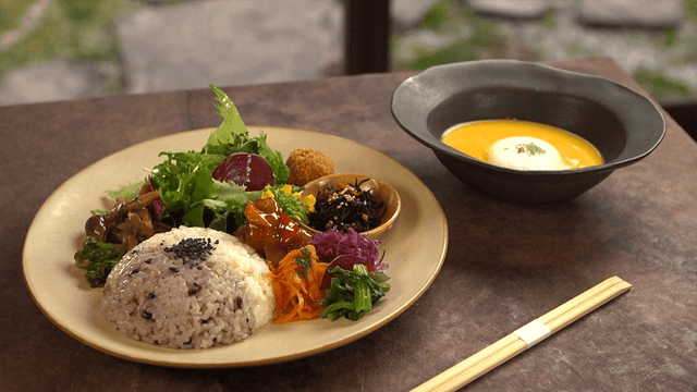An old-style farmhouse café offering a variety of Organic × Vegan × Raw dishes, including kamado-cooked rice lunches and raw sweets.