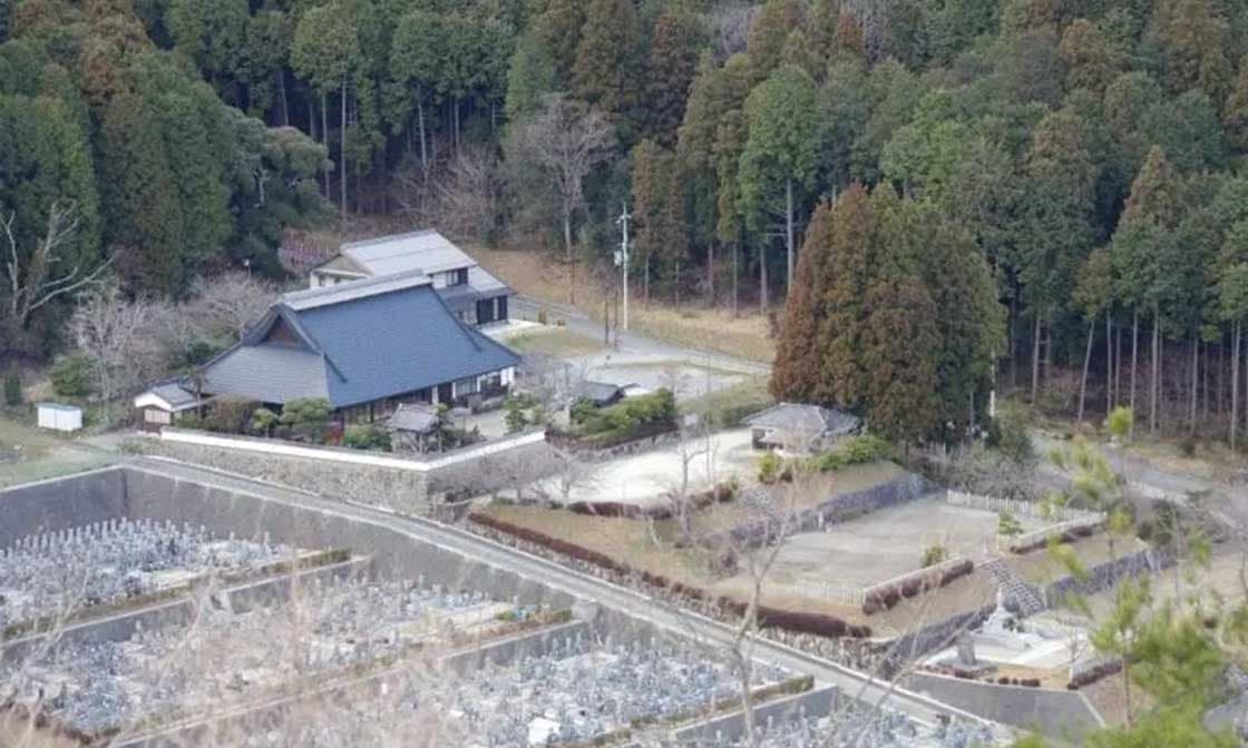 An old-style farmhouse café offering a variety of Organic × Vegan × Raw dishes, including kamado-cooked rice lunches and raw sweets.