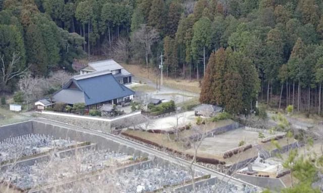An old-style farmhouse café offering a variety of Organic × Vegan × Raw dishes, including kamado-cooked rice lunches and raw sweets.